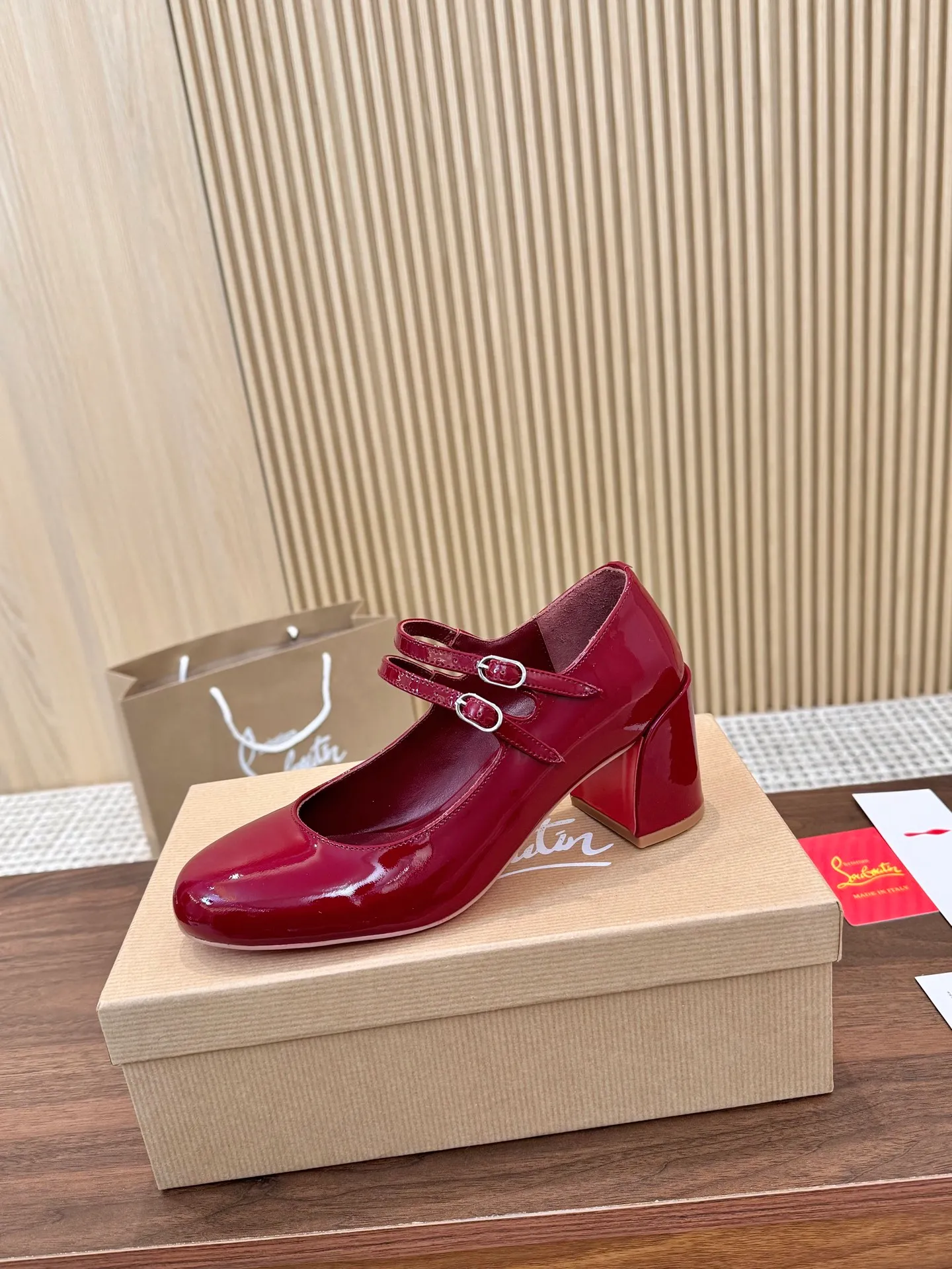 👟👟Ex-factory price 480👟👟 Genuine leather sole +40 Year-round shipment💝Christian Louboutin CL👠 "Patent Leather Series" Noble and luxurious, real blingbling👟👟 Real materials, all customized by the pattern maker, and the materials are made of original customized materials to achieve the taste of the original 6 color options💍Upper: Imported👉cow patent leather💪 Lining: Sheepskin foot pad/lining Code number: 34-40.41.42 Heel height: 6.5cm Genuine leather sole Rubber sole